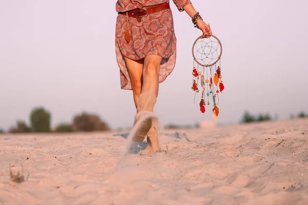 女孩与印度配件和礼服海滩 — 图库照片