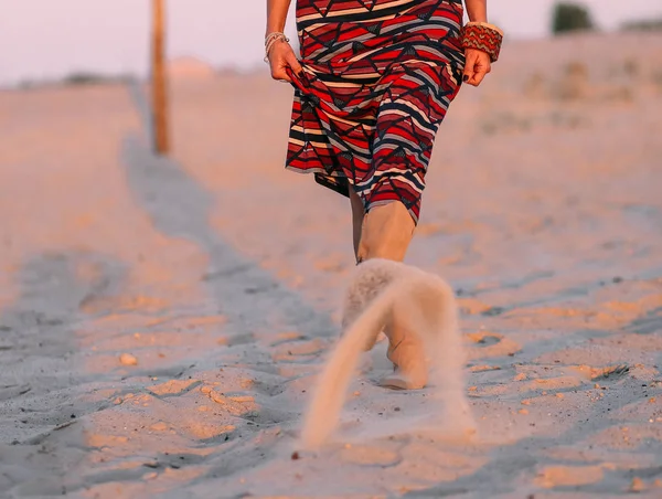 Ragazza con accessori indiani e spiaggia vestito — Foto Stock