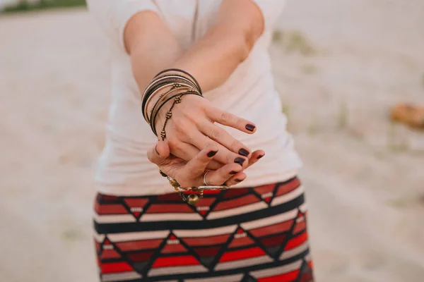 Meisje met Indiase accessoires en jurk strand — Stockfoto