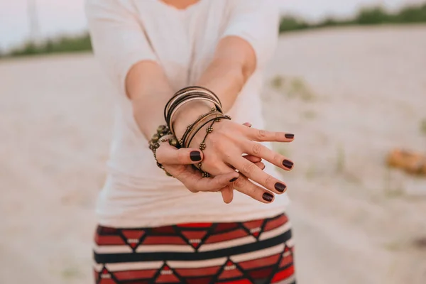 Chica accesorios indios y vestido en la playa — Foto de Stock