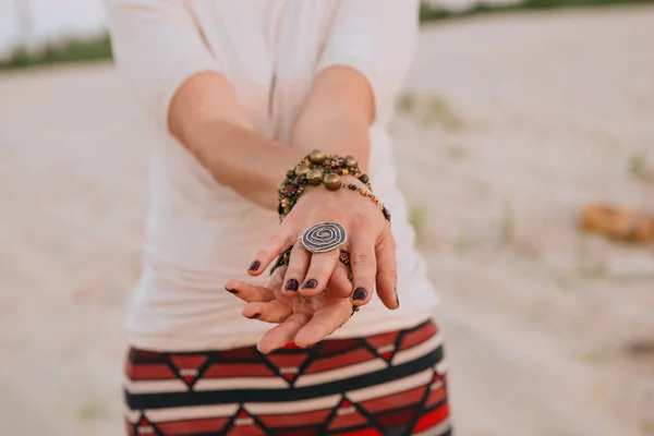 Chica accesorios indios y vestido de playa —  Fotos de Stock