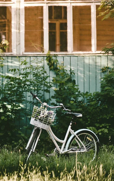 Bicicleta vintage cesta blanca casa de la cerca delantera — Foto de Stock