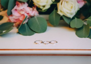 üç yüzük bir tablo büyük buket çiçek gül