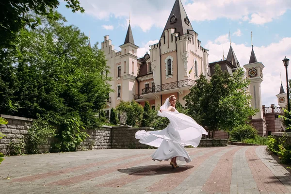 Noiva dançando girando sobre belo edifício — Fotografia de Stock