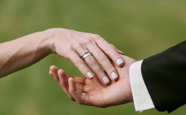 Anéis de casamento de mãos de homens e mulheres — Fotografia de Stock