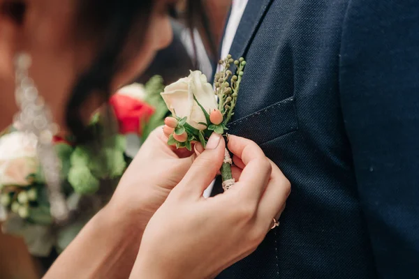Сукні нареченої бутоньєрка нареченому — стокове фото