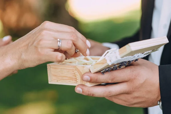 Wedding ceremony bride groom putting golden rings — Stock Photo, Image