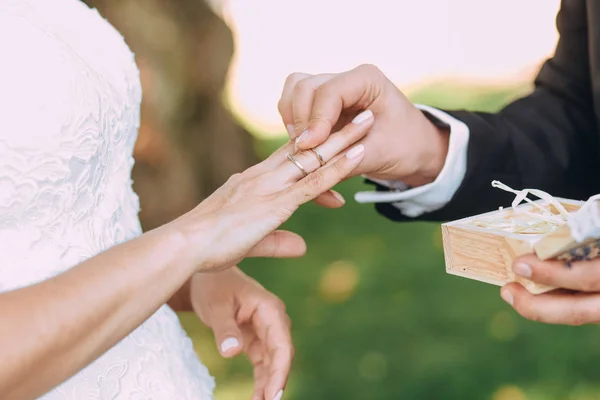 新郎新娘将金戒指放在对方的手指上 — 图库照片