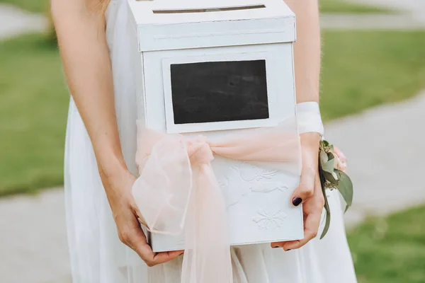 Kız beyaz elbise hediyeler için büyük bir kutu tutar — Stok fotoğraf