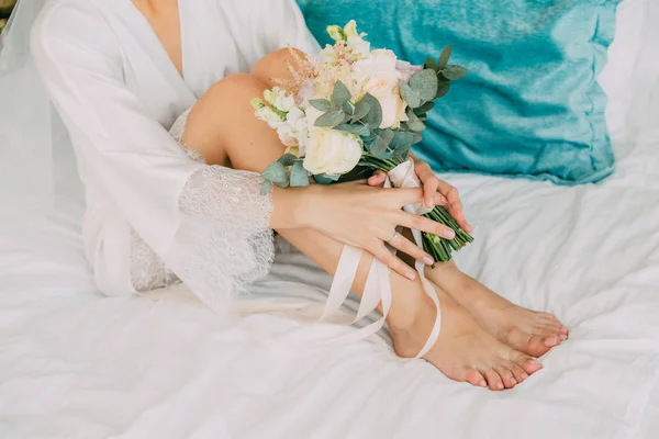 Женщина в белом халате сидит плохие ноги цветы — стоковое фото