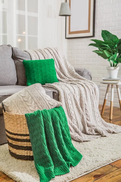 Sofa mit grünem Karo im Innenraum — Stockfoto