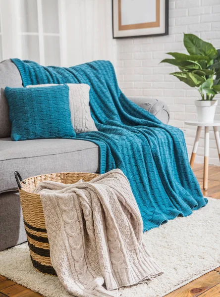 Sofa z niebieski plaid okienne — Zdjęcie stockowe