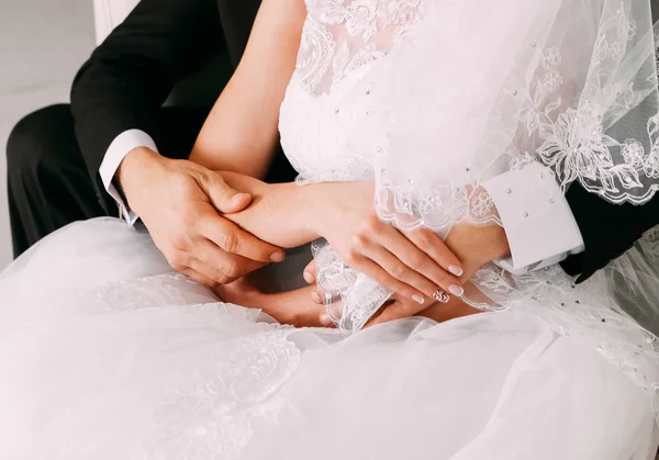 Tevreden bruiden handen te houden — Stockfoto