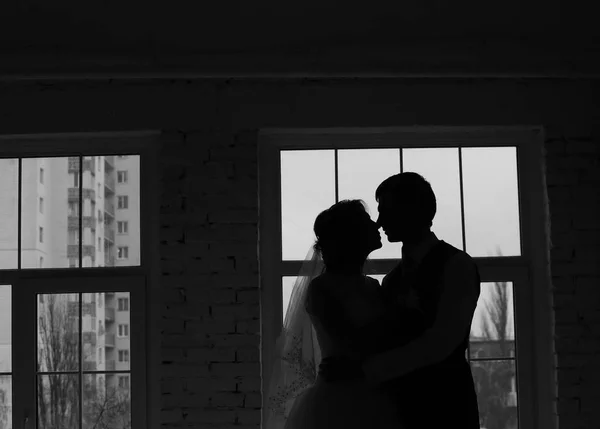 新娘和新郎亲吻在黑暗的房间里 — 图库照片