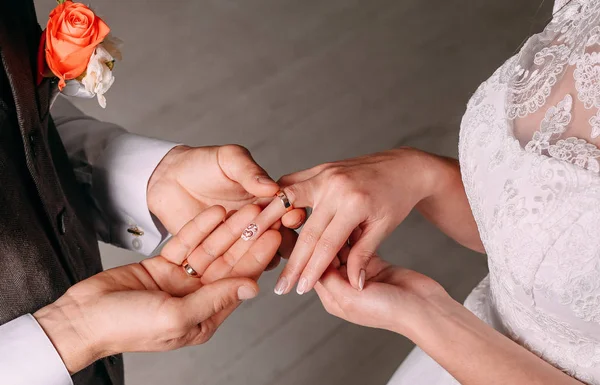 Svatební obřad nevěsta ženicha uvedení zlaté prsteny — Stock fotografie