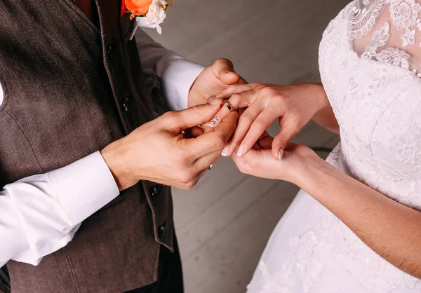 Svatební obřad nevěsta ženicha uvedení zlaté prsteny — Stock fotografie