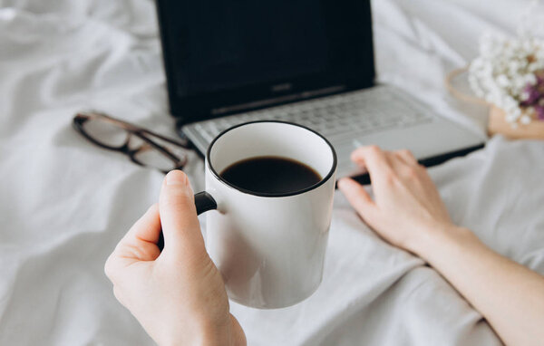 девушка работает ноутбук пить утренний кофе
