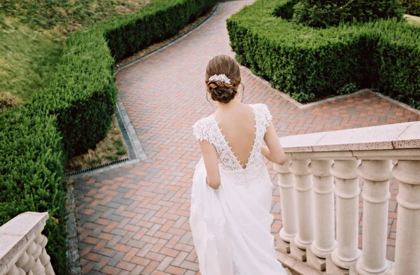 Noiva vestido branco acessórios de cabelo passos — Fotografia de Stock