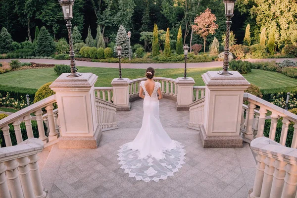 新娘别致的礼服建筑灯笼美丽的花园 — 图库照片