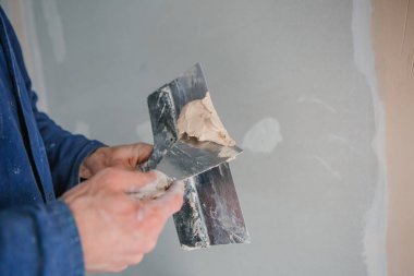 eller sıvacı çalışan aracın malalar macun