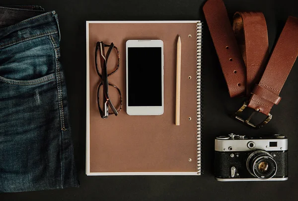 Mockup turista conjunto objetos jeans cinta câmera óculos scratchpad — Fotografia de Stock