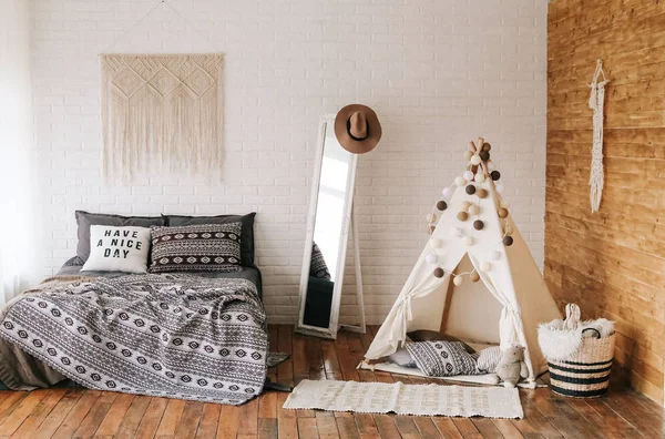 Interior da cama de quarto estilo boho — Fotografia de Stock