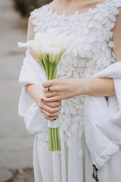 女子新娘捧着美丽的花束花 — 图库照片