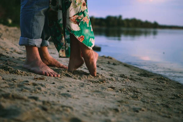 Paar spielt Ufer Liebe Kleidung — Stockfoto