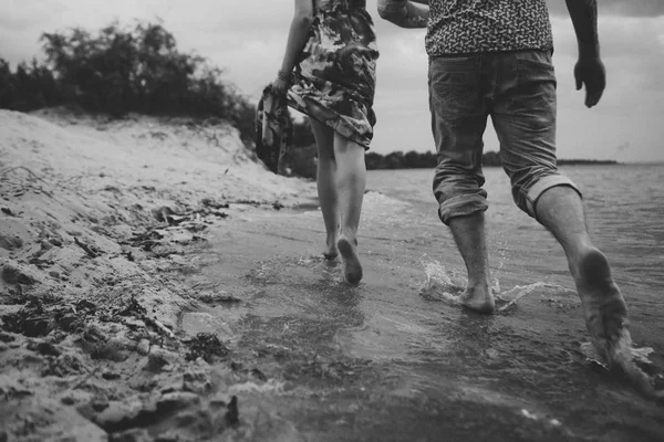 Paar spielt Wasserspritzer Liebe Kleidung — Stockfoto