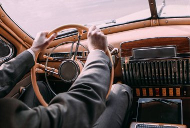 tekerlek retro arabanın içine arkasındaki insan kostümünü rides 