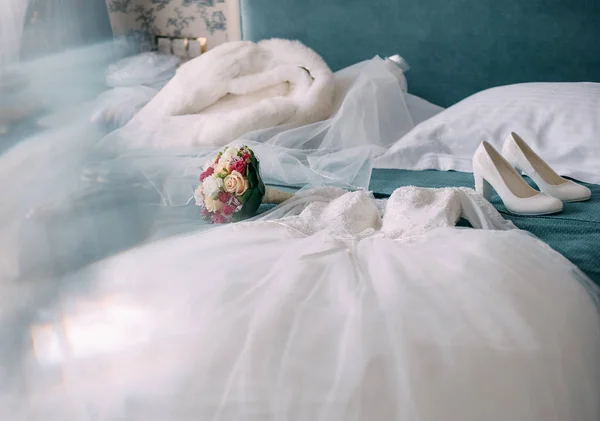 Conjunto de manhã noiva vestido sapatos buquê quarto — Fotografia de Stock