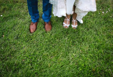 bacaklar gelin damat yeşil çim yaz