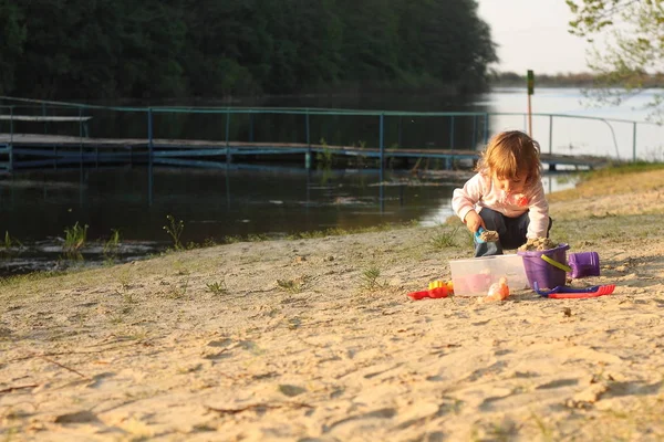 Bebé chica playa jugando solo arena primavera ropa — Foto de Stock