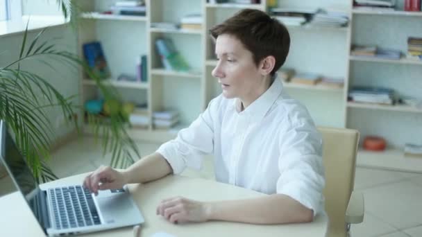 Mulher Trabalhador Escritório Segurando Cabeça Problemas Dor Cabeça — Vídeo de Stock