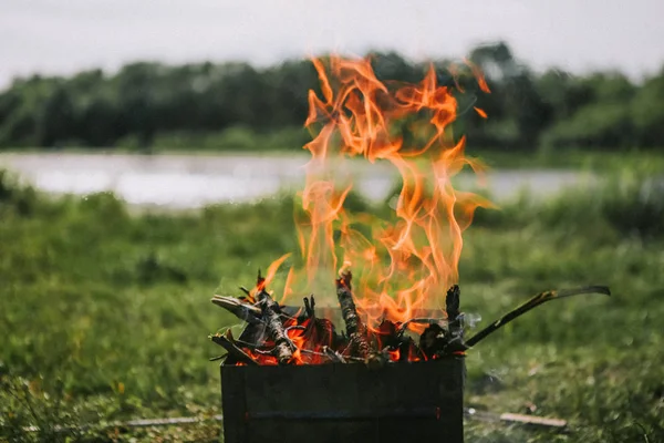 Grill mit Feuerholz Natur in der Nähe des Flusses — Stockfoto