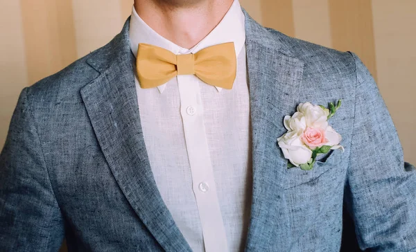 Elegante bruidegom mannen grijs jasje roze buttonniere — Stockfoto