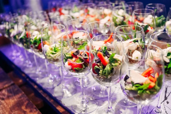 Groente salade glas wijn glazen partij vrienden — Stockfoto