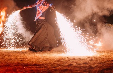 duman performans sanatçısı ateş gösterisi kara ateş kıvılcımları