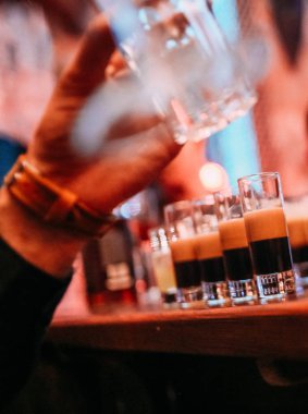 Barmen kokteyller gece kulübü grup arkadaş yapar.