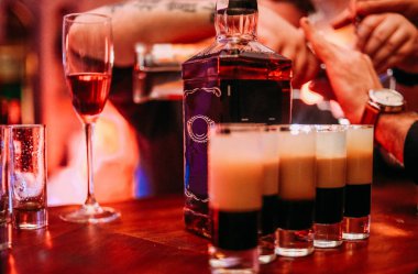 Barmen iş kokteyl yapar ve istemci konuşuyor