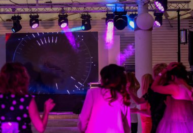 sahne dans eden insanlar müzik disko ışık