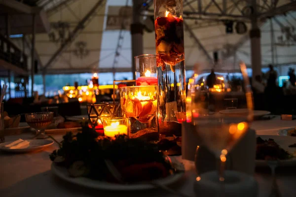 Decor interior design restaurant using candles petals — Stock Photo, Image