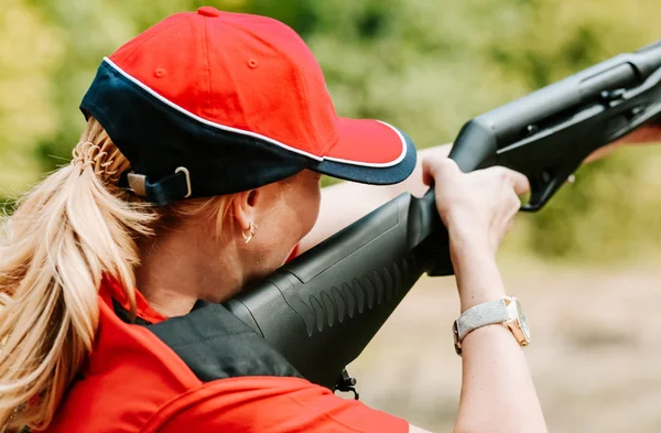 Женщина стреляет из охотничьего ружья на плече — стоковое фото