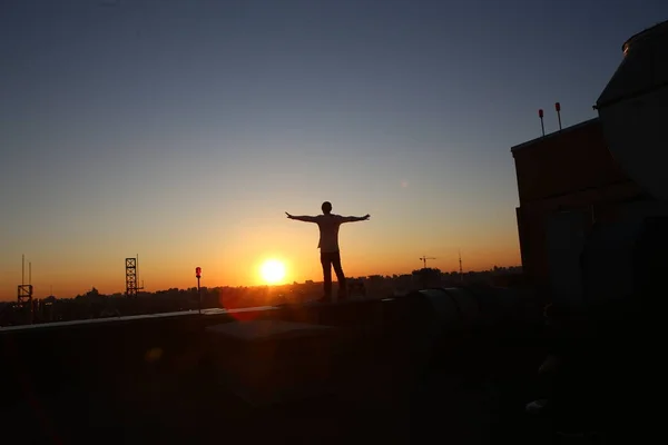 Homem telhado pôr do sol colocar as mãos lado — Fotografia de Stock