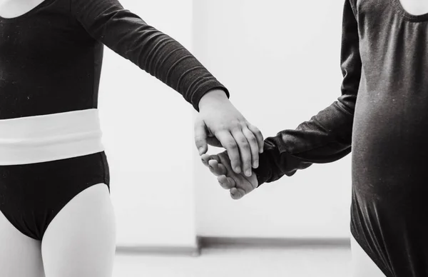 Deux filles ballerine classe tenant la main — Photo