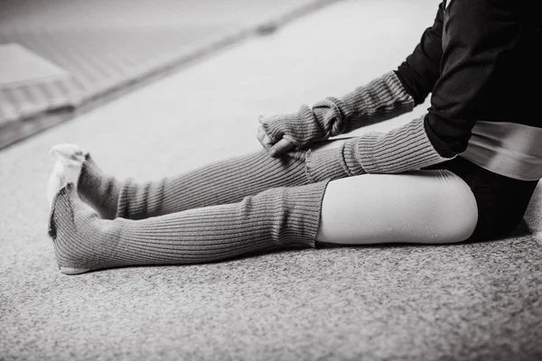 Fille danseuse assis vêtements de sol après la formation — Photo