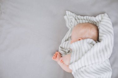 Bebek yatağı yumuşak beyaz ekose desenli.