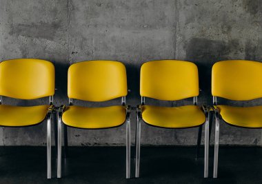 renkli ofis sandalyeleri grup sıra dizilmiş misafirler