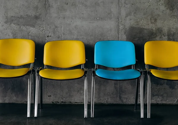Colorido escritório cadeiras grupo arranjado linha convidados — Fotografia de Stock
