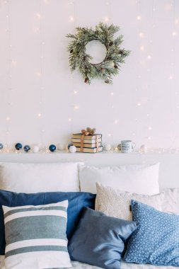 Zarif bir Noel. Yatak yastıkları. Beyaz mavi.